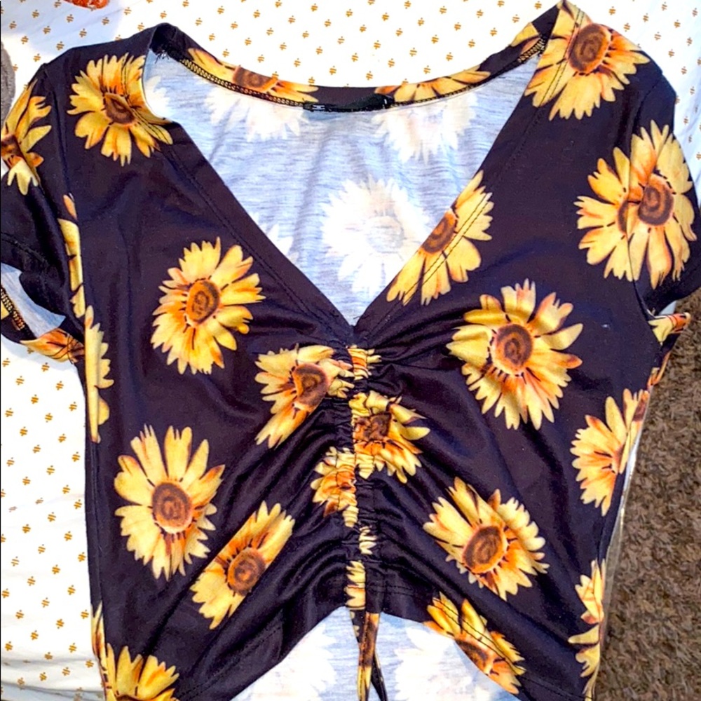 Sunflower tie up shirt crop top 🌺